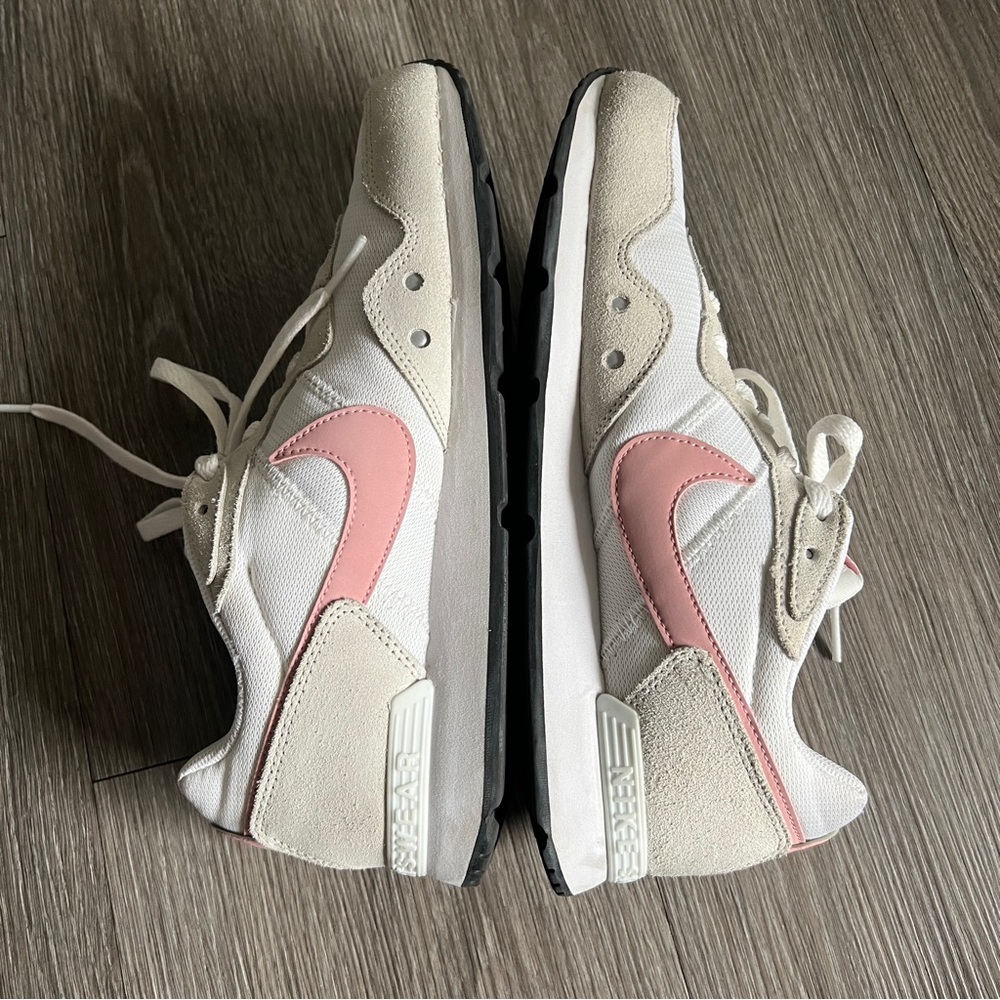 Nike Venture Runner Sneakers Size 9.5